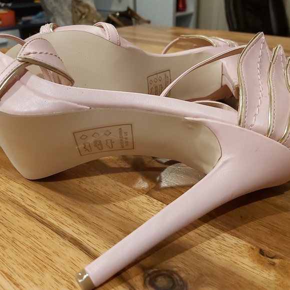 Shoes - Picture 4 of 4